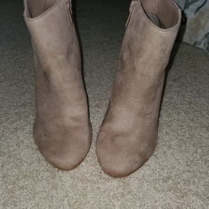 Torrid side 8.5 wide suede beige ankle bootie